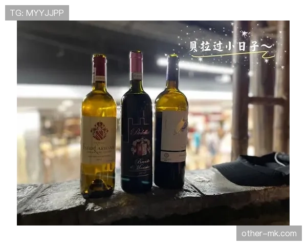 拉菲尼亚随手一张晚宴照,那桌上一瓶酒能买我三个月房租